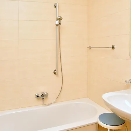 Neben Der Gondelbahn - Haus Sued